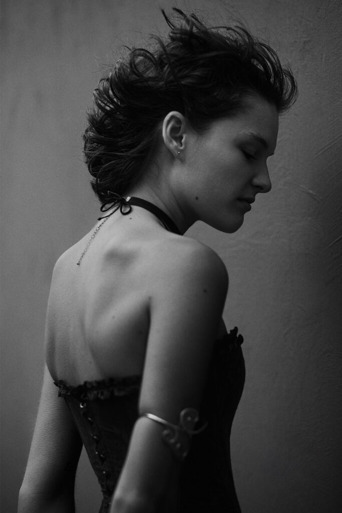 Portrait féminin en extérieur. Brut et authentique. Noir et blanc, style minimaliste. Imperfection is power. septante photo.